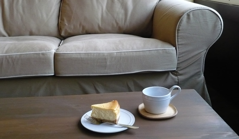 ソファーとチーズケーキ